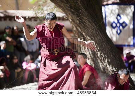 LHASA, TIBET-07 de OCT: Monjes tibetanos están debatiendo sobre escrituras budistas en el monasterio de Sera en O