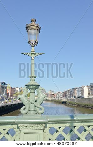 DUBLIN, Irsko - 7. června: Lampa na Grattan most a řeku Liffey Dublin, Irsko na 7 červnu 2013