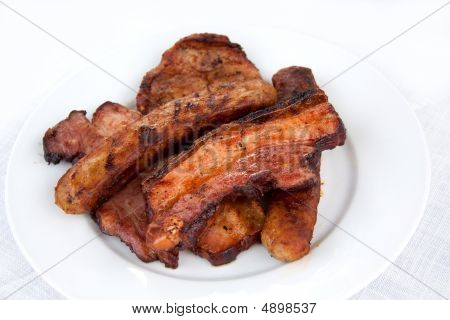 Stegt frokost med ristet Bacon, pølse, kotelet