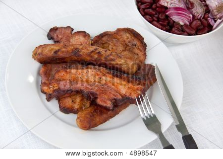 Stegt frokost med ristet Bacon, pølse, kotelet
