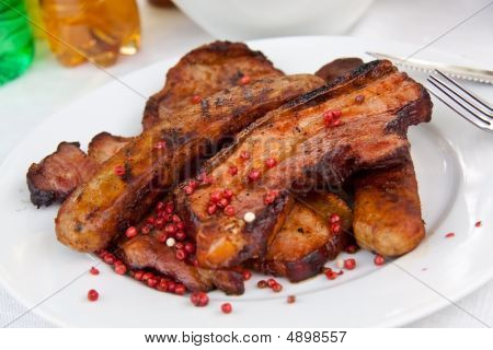Stegt frokost med ristet Bacon, pølse, kotelet