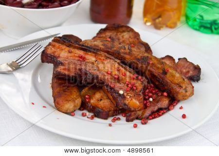 Stegt frokost med ristet Bacon, pølse, kotelet