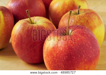 closeup di un mucchio di mele fresche e appetitose, su un tavolo
