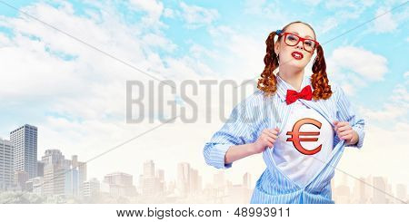 Mulher jovem, agindo como um super herói com o símbolo do euro no peito