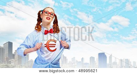 Mulher jovem, agindo como um super herói com o símbolo do euro no peito