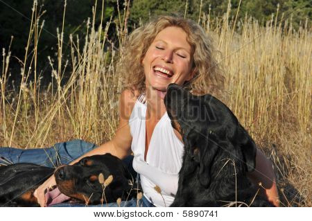 Mujer y perros