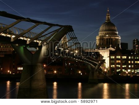 Cattedrale di St. Paul e il Millennium Bridge