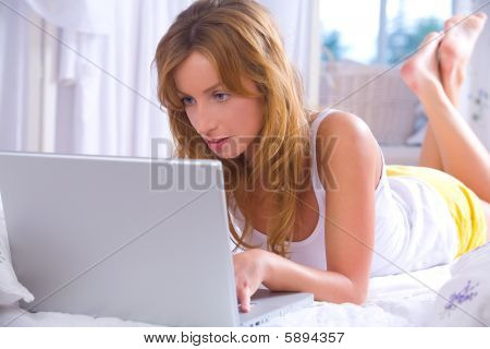 Arbeiten auf dem Bett