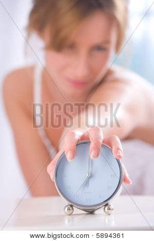 Frau mit Wecker