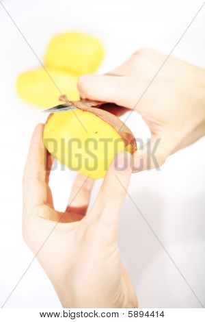 Sbucciare una patata.