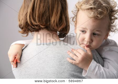 Kid auf Mütter Hände.
