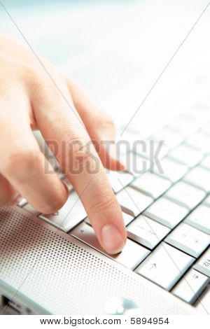 Mano e computer.