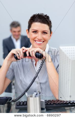 Bruneta obchodní žena na telefonu