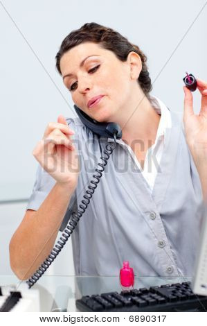 Upovídaná žena na telefonu malovat nehty