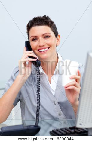 Veselé ženy na telefonu