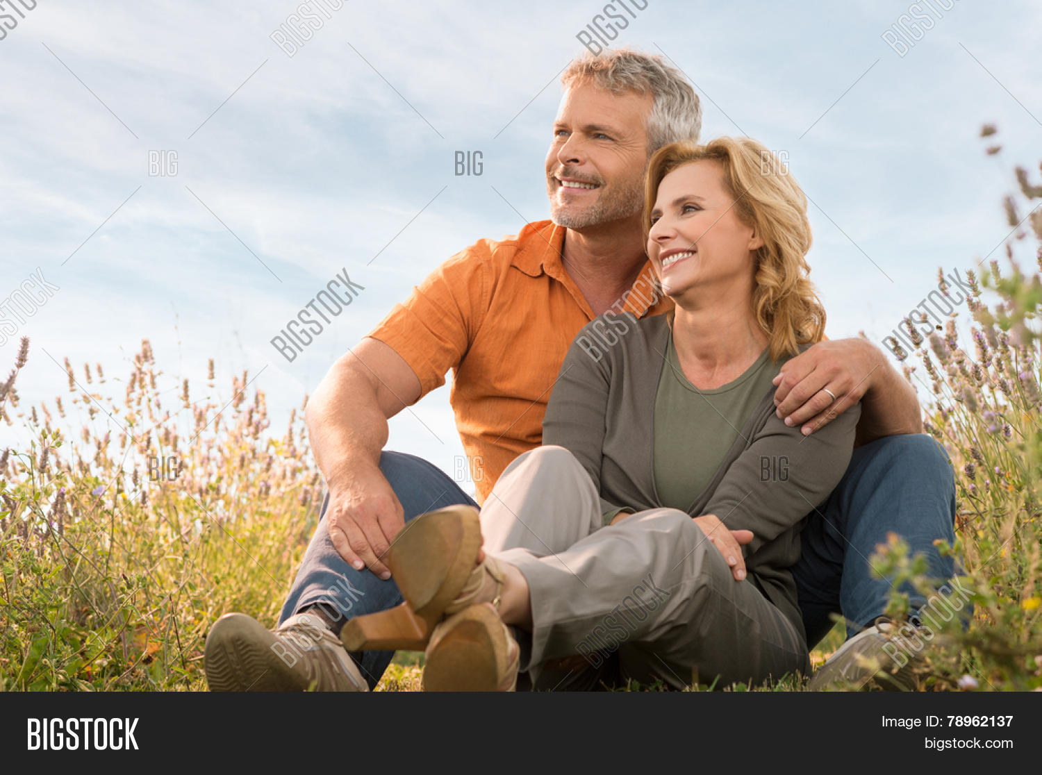 Пожилая влюбленная пара. Мужчина и женщина в возрасте. Мужчина и женщина 45 лет. Женщины за 45 с парнем. Жизнь после 50.