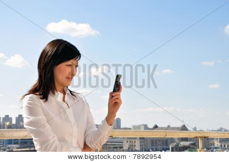 forretningskvinde med mobiltelefonen