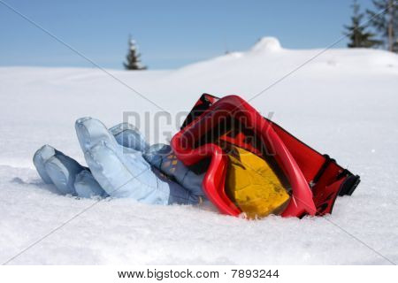 Handschuhe und Ski Gläser auf Schnee