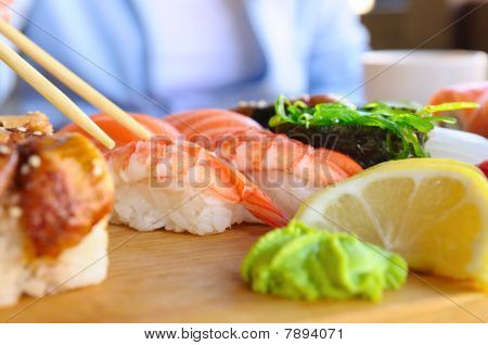 Mangiare cibo giapponese