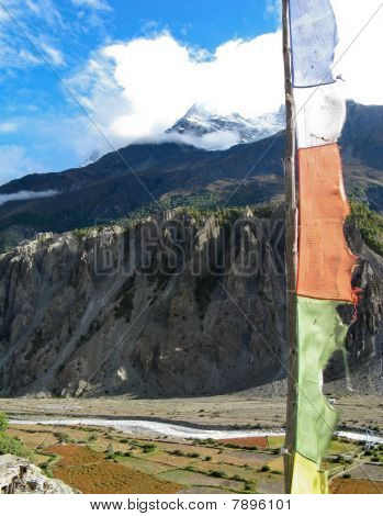 Buddhistiske prayer flag i himalaya