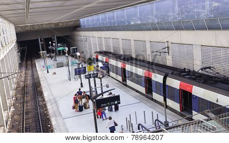 PARIS - SEPTEMBER 10: Airport interior on September 10, 2014 in Paris, France. Paris Charles de Gaulle Airport, is one of the world's principal aviation centres.