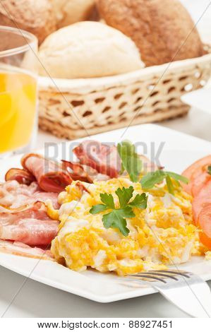 Scrambled eggs with bacon