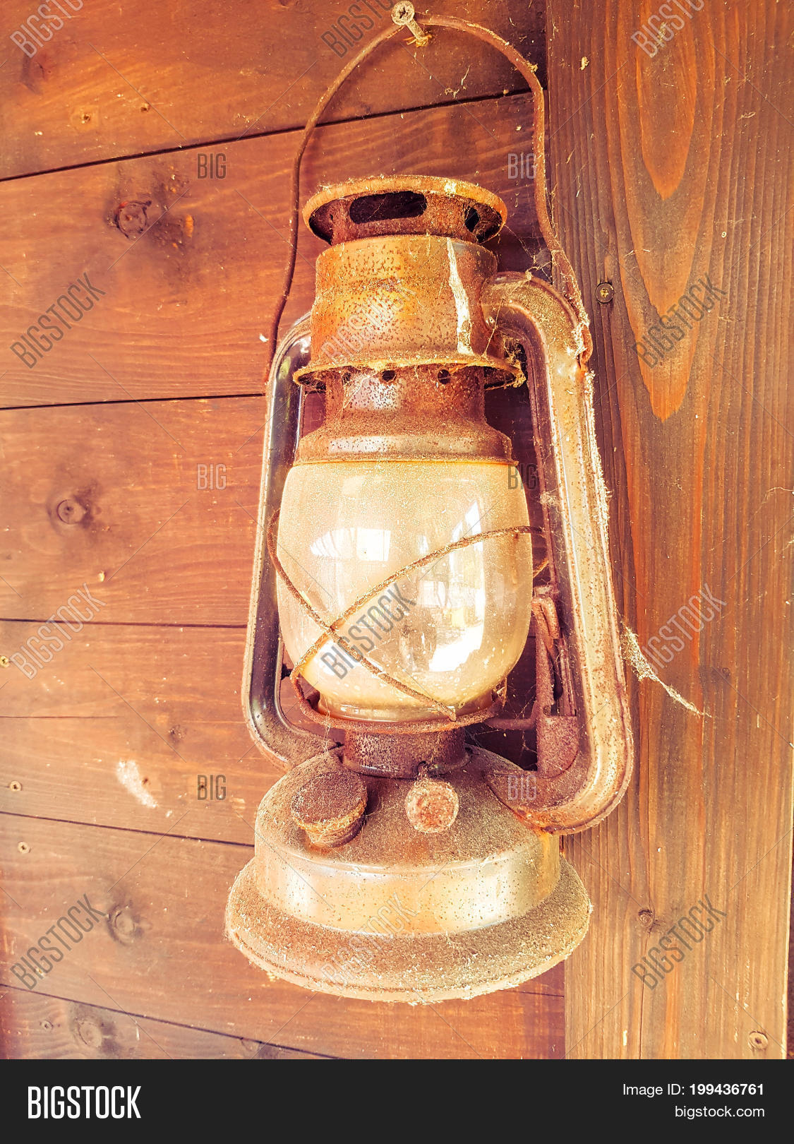 Старый фонарь утопал в унизанных огненно золотой. Масляная лампа старинная. Старый ржавый фонарь. Фонарик старинный. Фонарь старинный ручной.