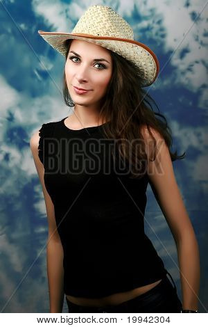 ragazza in un cappello di paglia