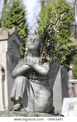 Figura de un ángel de la oración
