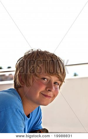 Ung dreng smiler og ser sikker