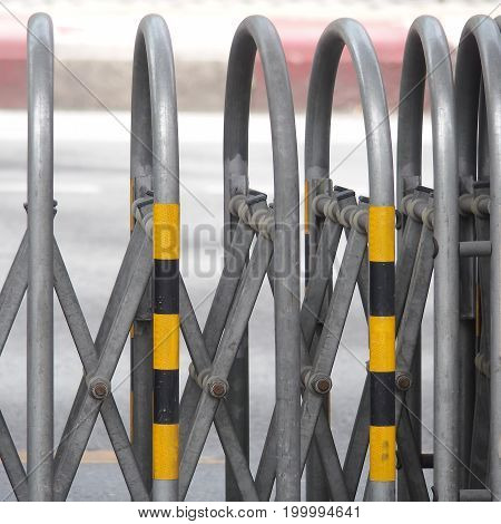 expandable traffic barrier for temporary traffic control