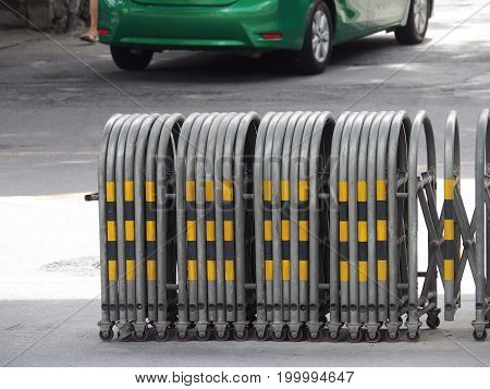 expandable traffic barrier for temporary traffic control