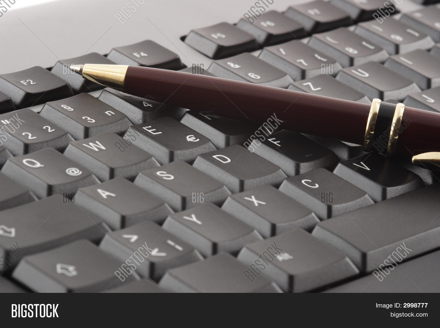 Писатель за работой. Технический писатель картинки. Работа технического писателя. Графический дизайнер мужчина. Технический писатель в it это.