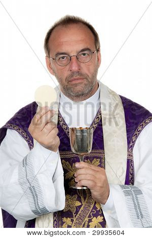 un sacerdote cattolico con un calice e patena in comunione