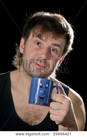 der Mann mit dunkel blau Becher auf schwarzem Hintergrund