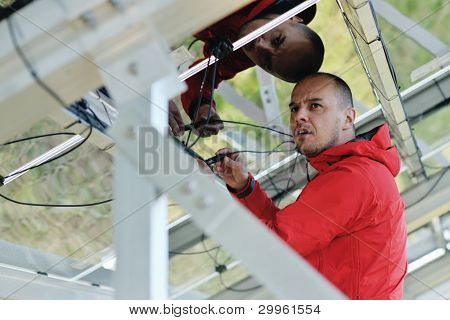 Engenheiro masculino no local de trabalho, a fábrica de painéis solares industy no fundo