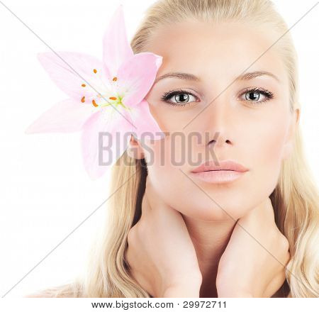 Vacker kvinna med rosa Lilja blomma, sensuella kvinnliga porträtt isolerad på vit bakgrund, g