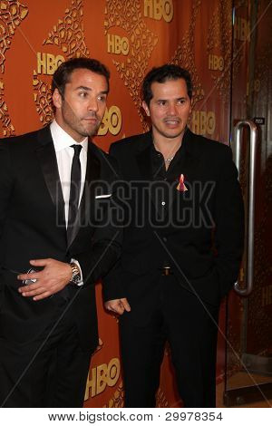 LOS ANGELES, CA - JAN 17: Jeremy Piven & John Leguizamo Šedesátésedmého každoroční ocenění Zlatý glóbus HBO A