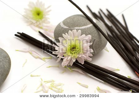 Aromatické tyčinky s bílé chrysanthemum květiny pro relaxaci a odpočinek