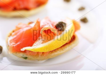 lahodný předkrm s lososem palačinky, citron a kapary crème fraiche