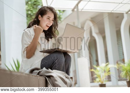 Portrait Female Students Very Happy And Smiling Looking At The Laptop
