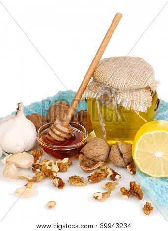 Gesunde Zutaten für die Stärkung der Immunität auf warmen Schal, isolated on white