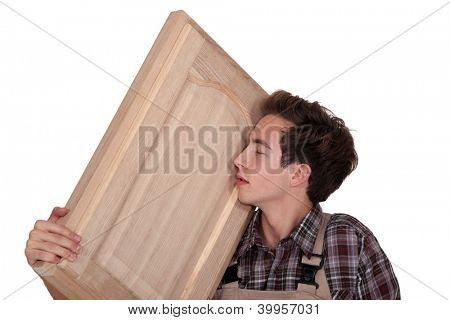 Homem nuzzling uma peça artesanal de madeira