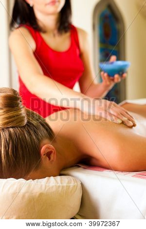 Frau erhalten eine Massage im Wellness-Spa durch eine masseuse