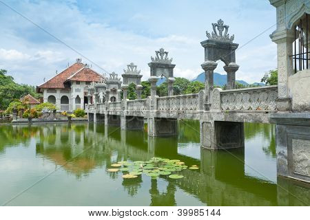 Arkitektoniske vidundere på Karangasem vand tempel i Bali, Indonesien