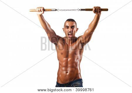 Mand i kampsport koncept med nunchucks