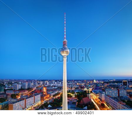 Tv 타워 또는 Fersehturm 밤에 베를린, 독일