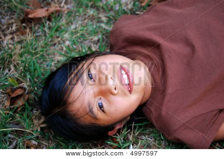 Belle fille hispanique souriant