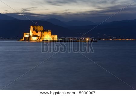 Fortezza di Bourtzi presso città di Nauplia in Grecia del sud