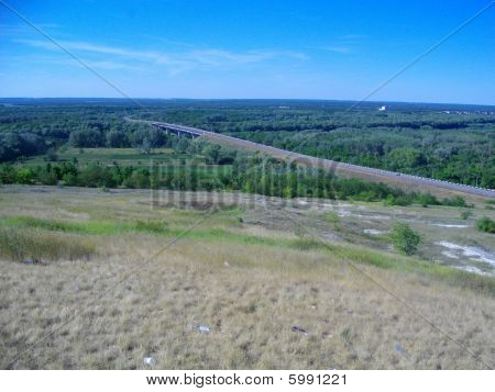 Paisaje verde con la pista asfaltada